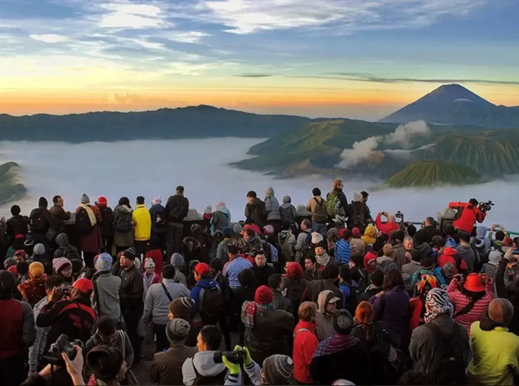 kerumunan wisatawan gunung bromo lihat sunrise