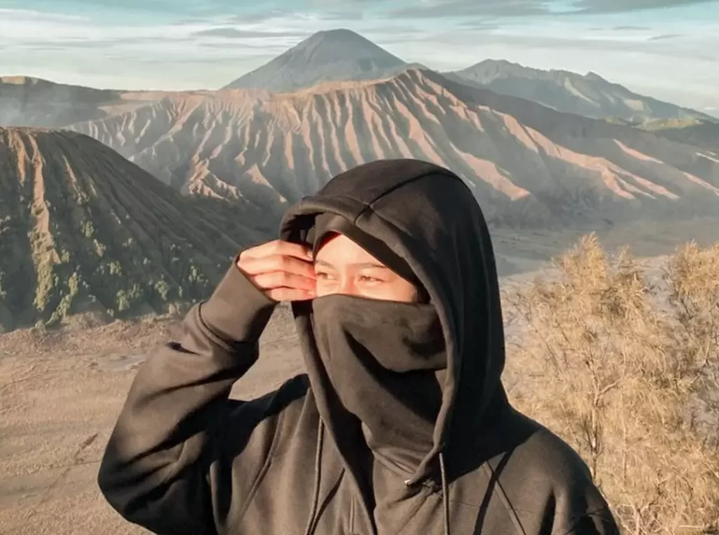 pakai hoodie di gunung bromo
